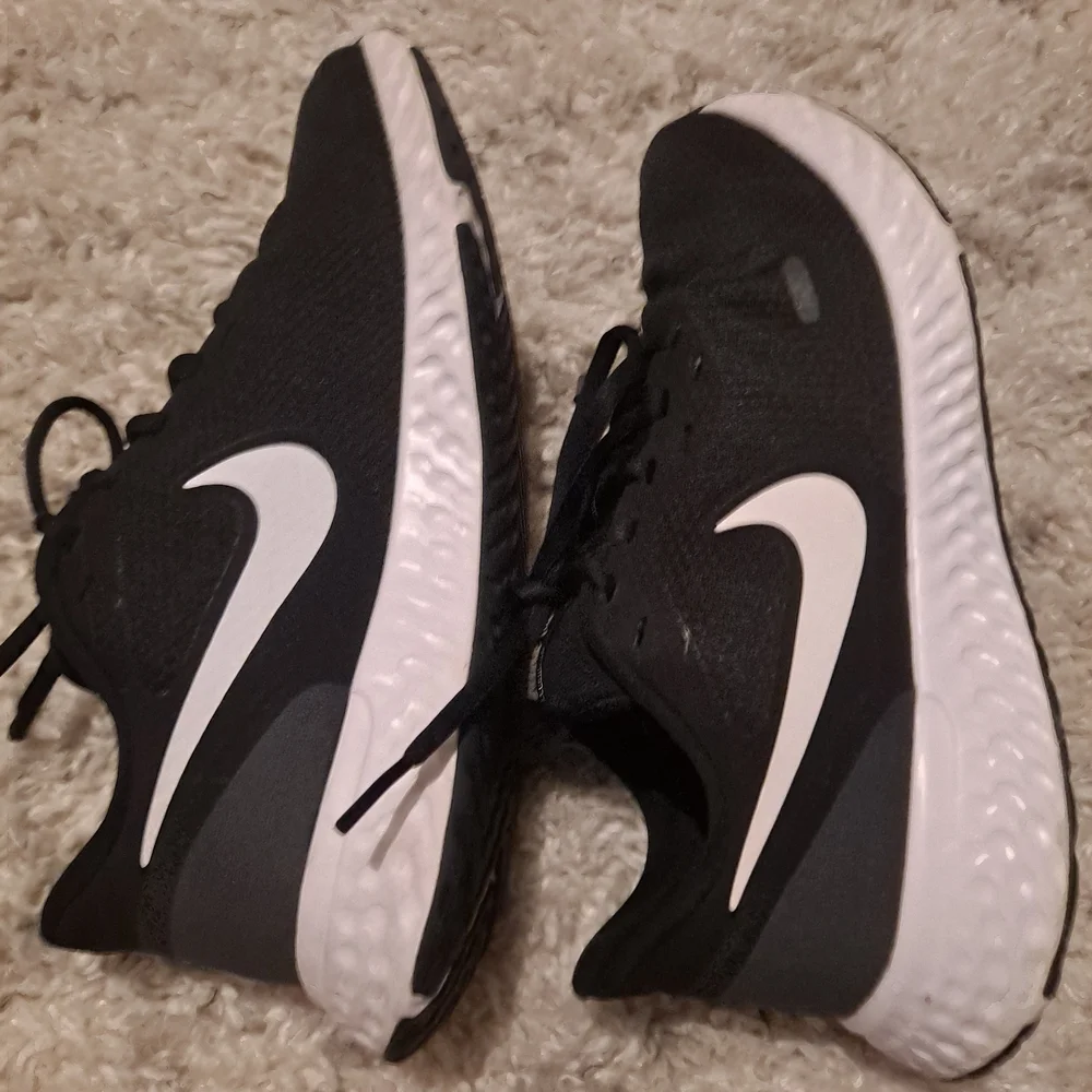 Nike Black and White Jogging Sneakers - Picture 9 of 9